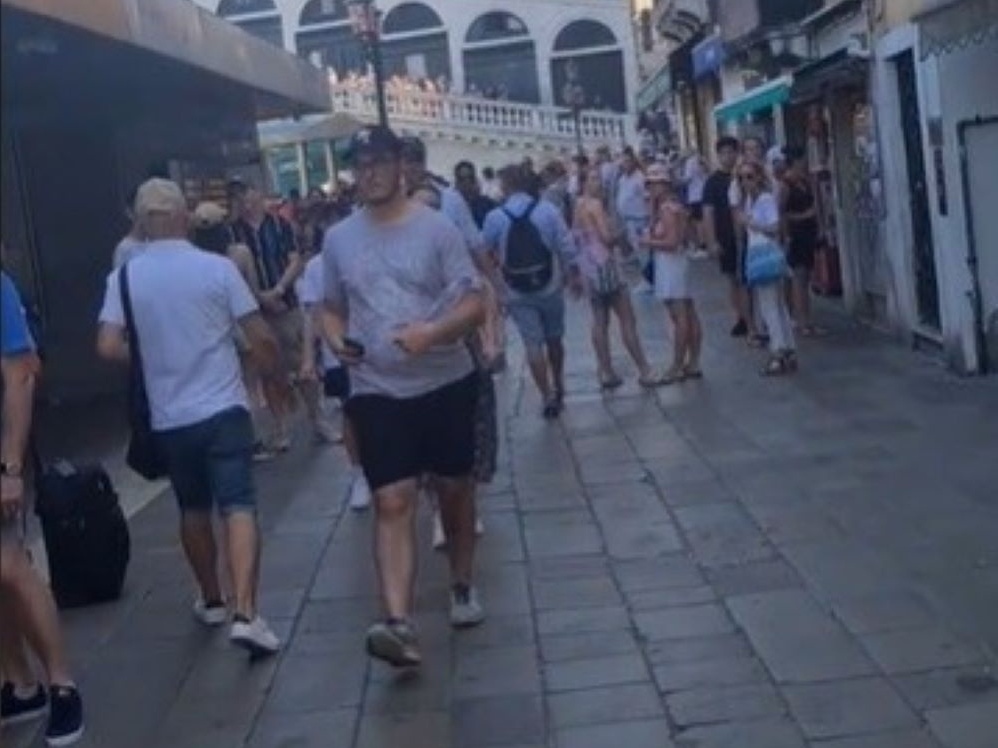 Attenzione pickpocket“: sucesso do TikTok avisa turistas sobre furtos;  entenda