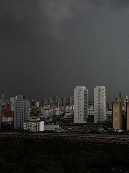 Céu escuro na região do Brás, no centro da cidade de São Paulo 