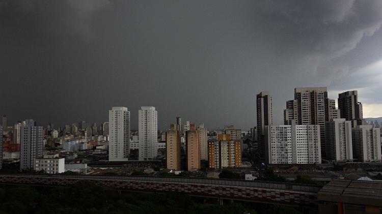 Céu escuro antes da chuva forte que atingiu a região do Brás, no centro da cidade de São Paulo, na tarde desta sexta-feira