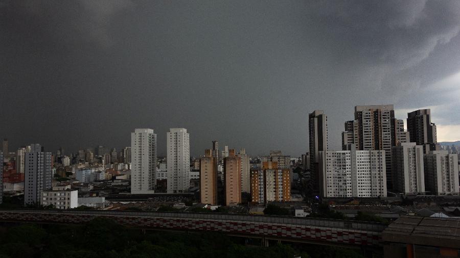 Céu escuro na região do Brás, no centro da cidade de São Paulo, em 3 de novembro - JULIO ZERBATTO - 3.nov.23/MYPHOTO PRESS/ESTADÃO CONTEÚDO