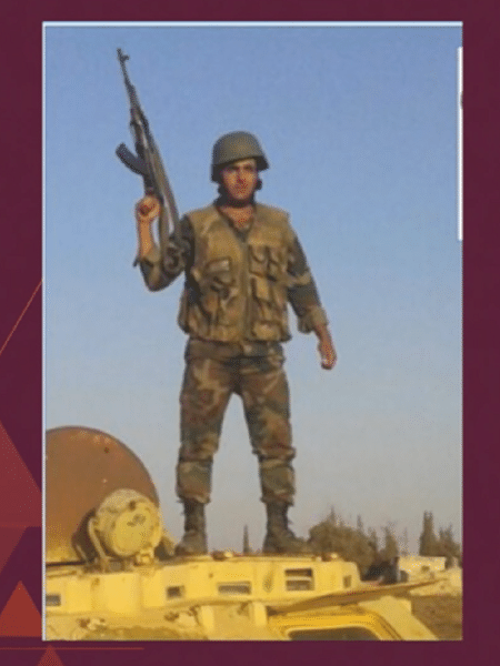 Mohamad divulgou em uma rede social, hoje desativada, uma foto com uniforme militar em cima de um blindado