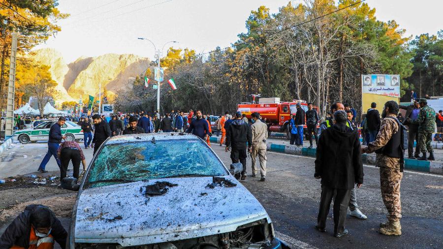 Equipe de resgate no local da explosão durante cerimônia de homenagem a Qasem Soleimani, em Kerman, no Irã