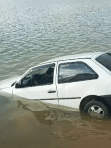 Carro caiu de balsa na represa de Paraibuna, em Natividade da Serra (SP)