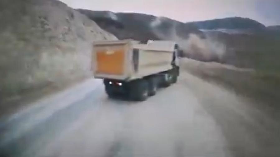 Câmera de caminhão registrou momento em que deslizamento de terra ocorreu em mina de ouro na Turquia