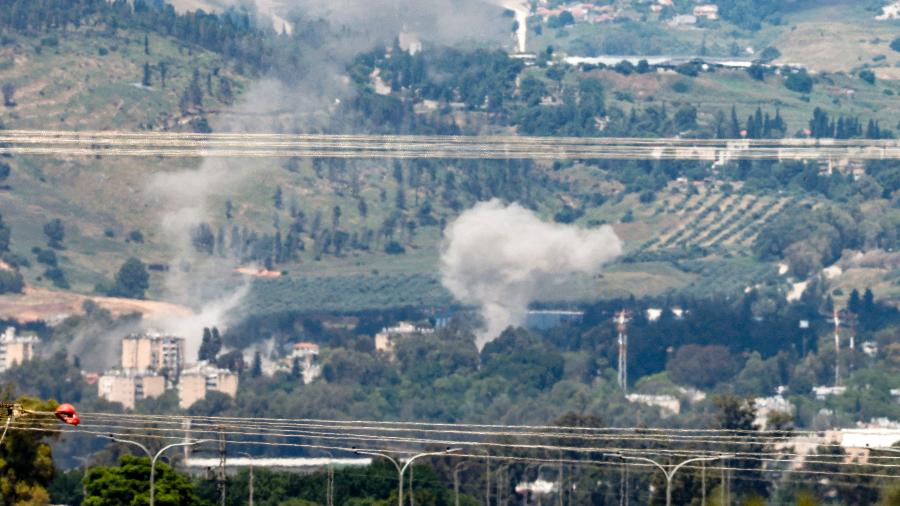 A fumaça sobe na cidade fronteiriça de Kiryat Shmona, no norte de Israel, depois que foguetes foram disparados do sul do Líbano em 5 de maio de 2024