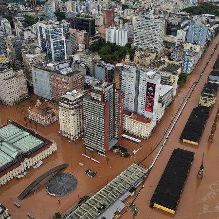 Drone mostra o centro de Porto Alegre (RS) inundado neste domingo (5)