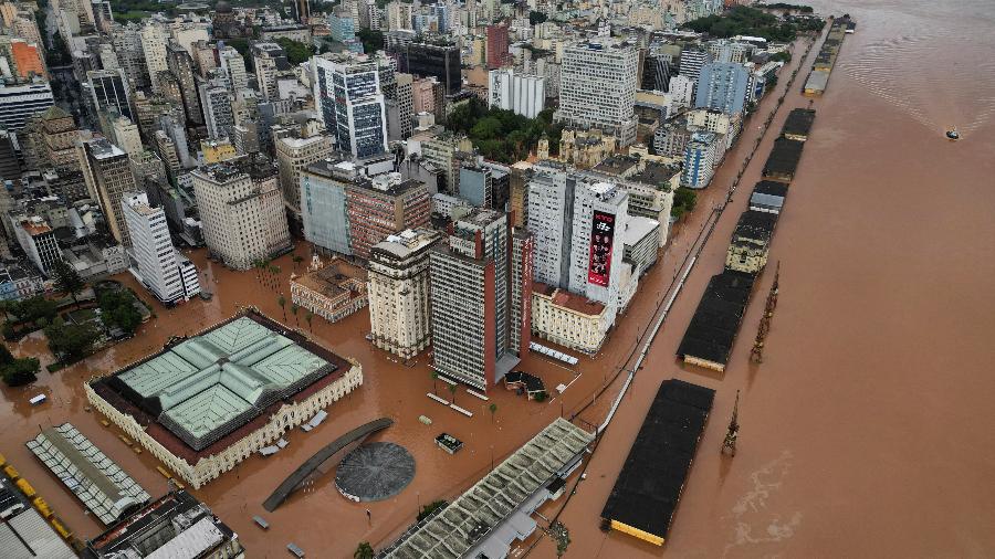 Drone mostra o centro de Porto Alegre (RS) inundado neste domingo (5)