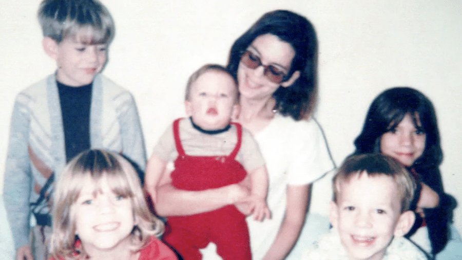Glenna 'Sue' Sharp e seus cinco filhos