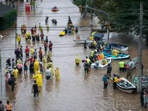 'Aviso do prefeito foi quase um deboche', diz moradora do RS sobre enchente