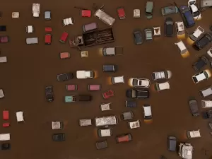 O que será feito com o 'mar de carros' destruídos pela enchente no Sul