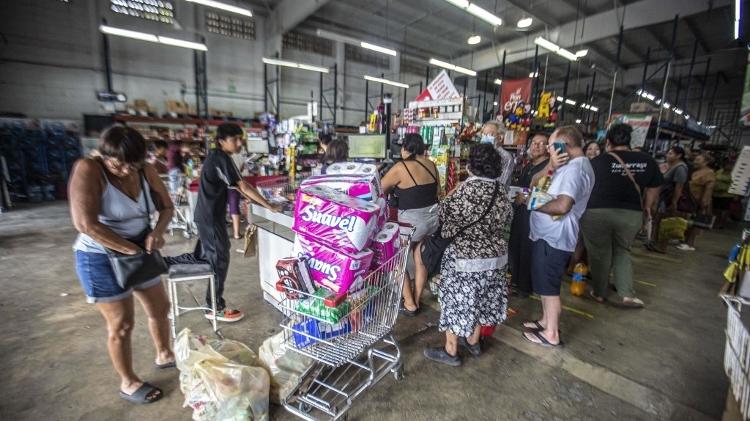 Pessoas buscam mantimentos em mercado de Mérida, no México, na véspera da chegada do furacão Milton