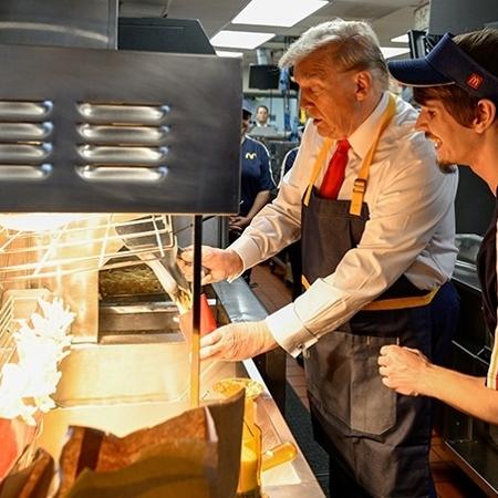 20.out.2024 - Trump serve batatas fritas em franquia do McDonald's na Pensilvânia