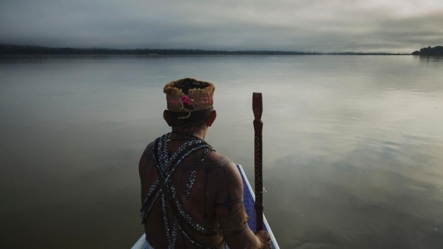 3.jul.2016 - Indígena mudurucu navega pelo rio Tapajós