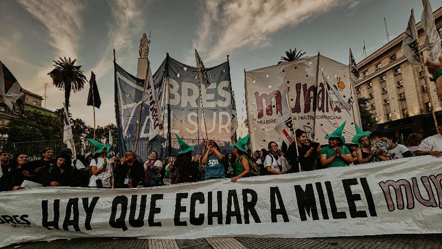 Faixa no protesto de 8 de Março na Argentina: "É preciso tirar Milei" Faixa no protesto de 8 de Março na Argentina: "É preciso tirar Milei"