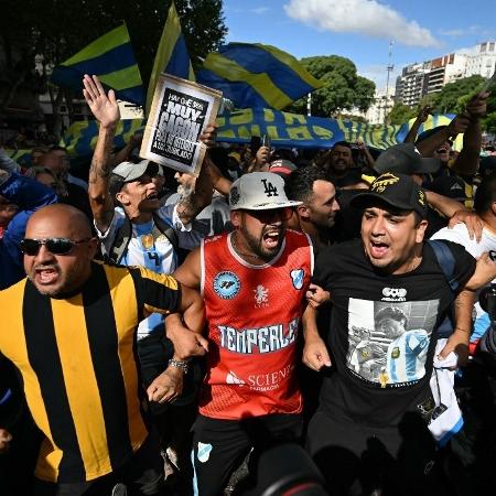 12.mar.2025 - Torcedores compareceram ao ato vestidos com camisas de futebol para defender os aposentados em Buenos Aires, na Argentina 12.mar.2025 - Torcedores compareceram ao ato vestidos com camisas de futebol para defender os aposentados em Buenos Aires, na Argentina