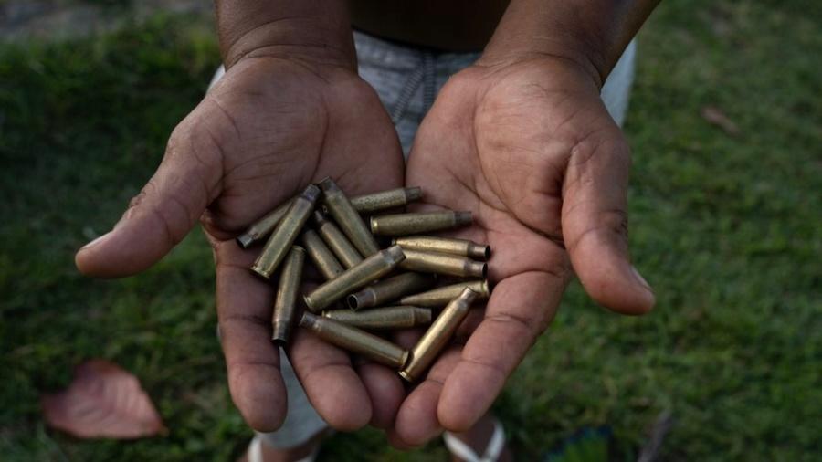 Cápsulas de fuzil disparadas por pistoleiros contra retomada pataxó na TI Barra Velha, na Bahia Cápsulas de fuzil disparadas por pistoleiros contra retomada pataxó na TI Barra Velha, na Bahia