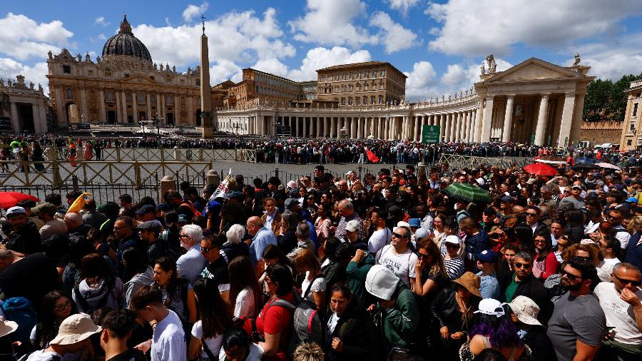 25.abr.2025 - Pessoas fazem fila para entrar na Basílica de São Pedro para prestar homenagens enquanto o papa Francisco é velado 25.abr.2025 - Pessoas fazem fila para entrar na Basílica de São Pedro para prestar homenagens enquanto o papa Francisco é velado