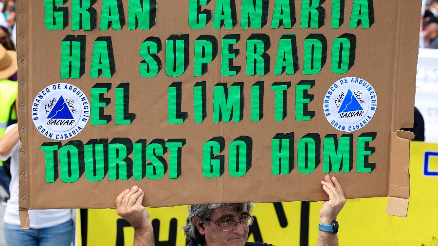 Homem protesta contra excesso de turistas nas Ilhas Canárias: "Turistas, vão embora" - Borja Suarez/REUTERS