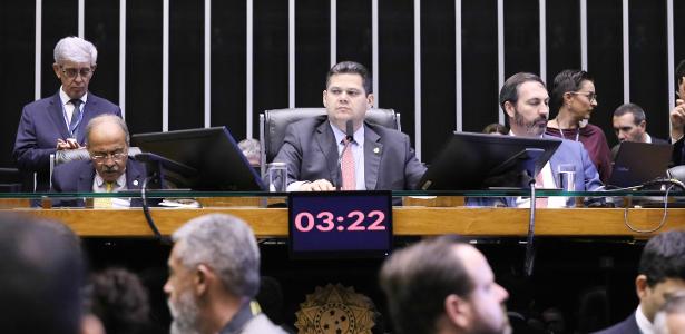 o-presidente-do-senado-davi-alcolumbre-uniao-ap-durante-a-votacao-da-lei-de-diretrizes-orcamentarias-1764878529090_v2_615x300 Senado aprova aposentadoria especial para agentes de saúde: impacto de R$ 27,9 bilhões na previdência