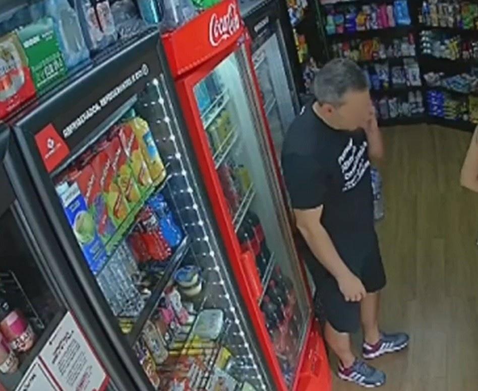 24.fev.2026 - Câmera de segurança flagrou momento em que homem assediou vítima dentro de mercado de condomínio em Sorocaba (SP) - undefined