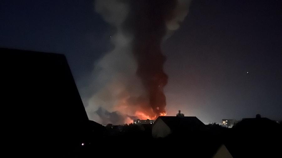 19.set.26 - Fogo e fumaça sobem no local de um ataque com drones russos na região de Kiev, na Ucrânia 19.set.26 - Fogo e fumaça sobem no local de um ataque com drones russos na região de Kiev, na Ucrânia