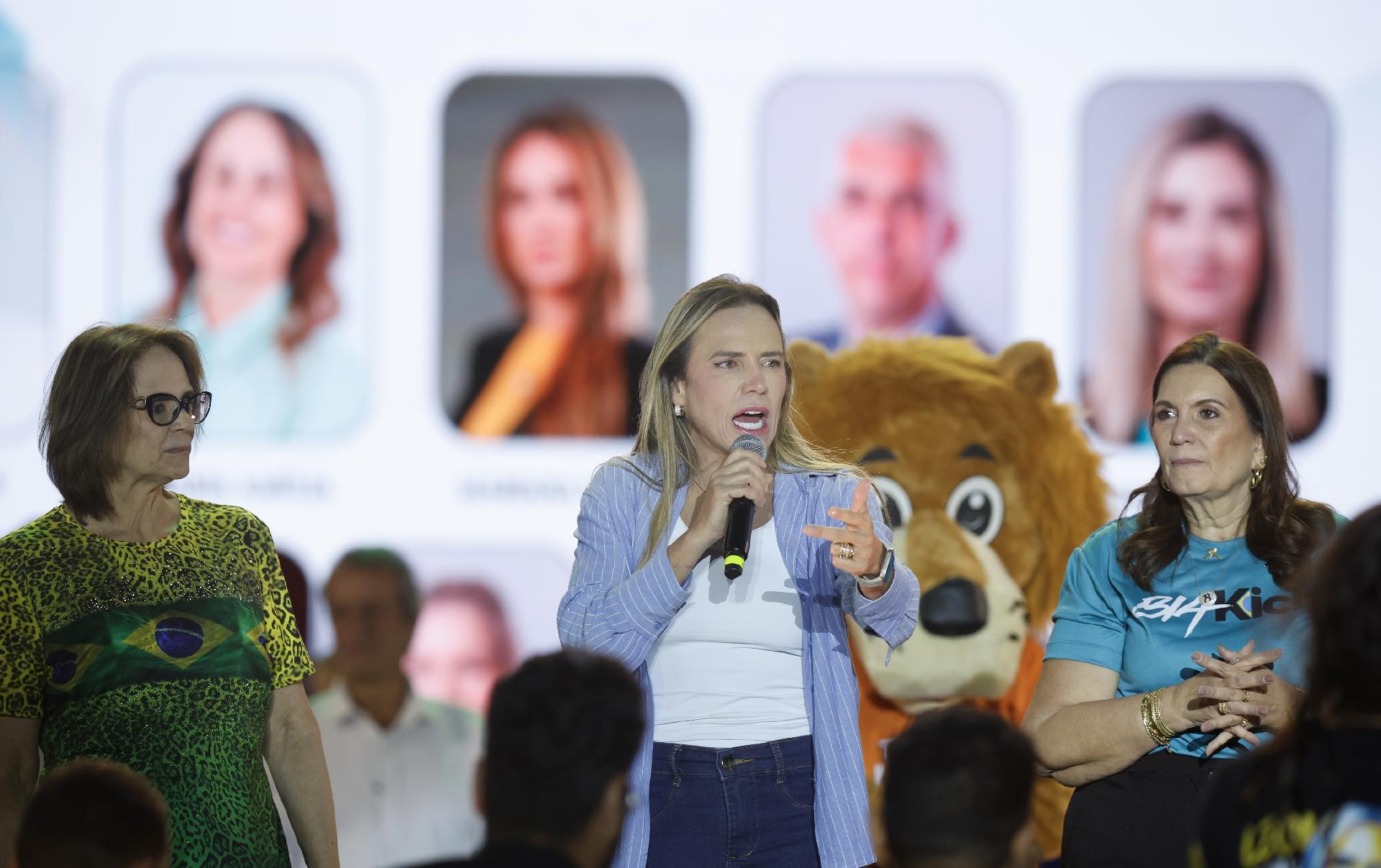 Da esquerda pra direita, a senadora Damares Alves, a governadora do DF Celina Leão e a deputada e candidata ao senado, Bia Kicis, em convenção do PL-DF em Brasília - undefined