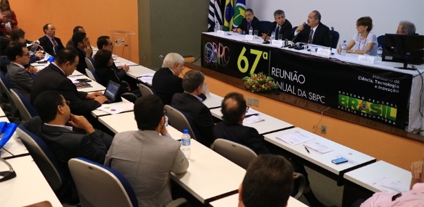 Aldo Rebelo (com microfone), ministro da Ciência, Tecnologia e Inovação, disse ser fundamental entender a pesquisa como único caminho para o desenvolvimento  - Divulgação/MCTI