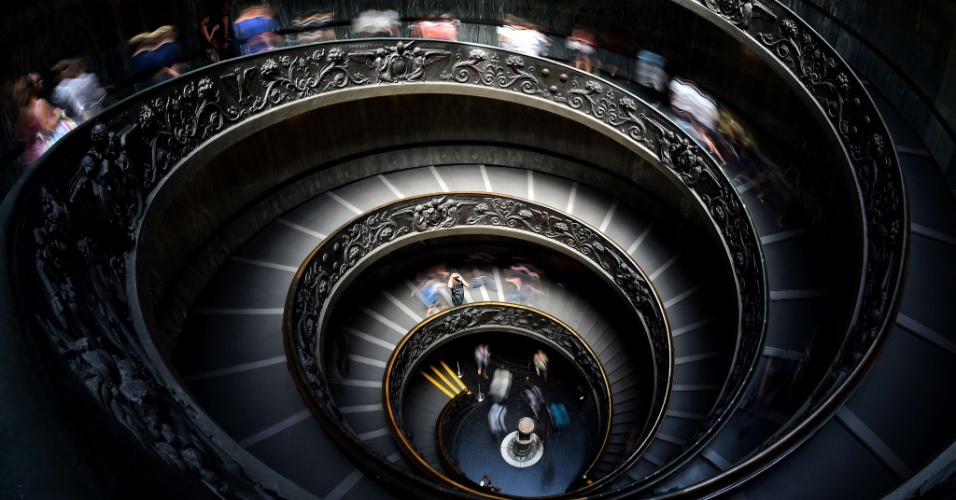 30.jul.2015 - Foto com baixa velocidade mostra visitantes andando na escada do Museu do Vaticano, desenhada por Giuseppe Momo