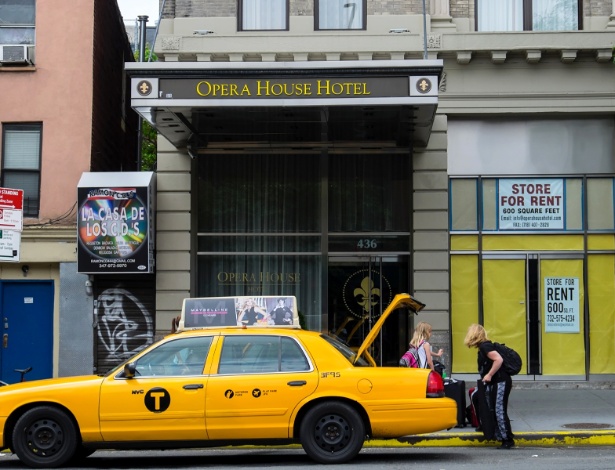 Entrada do Opera House Hotel, no sul do Bronx, que está no centro do pior surto da "doença dos legionários" na história da cidade de NY - Edwin J. Torres/The New York Times