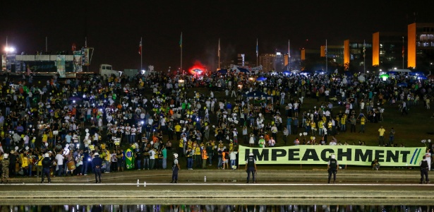 Manifestantes em frente ao Congresso defendem a derrubada do veto que barrou o reajuste do Judiciário - Pedro Ladeira/Folhapress