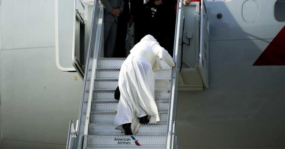 26.set.2015 - O papa Francisco tropeçou na escada de avião quando embarcava no aeroporto John F. Kennedy, em Nova York, para seguir em direção à Filadélfia, nos EUA. A Filadélfia é a última etapa da viagem de seis dias do pontífice pelos Estados Unidos