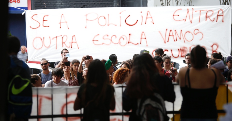 10.nov.2015 - Alunos ocupam Escola Estadual Fernão Dias, em Pinheiros, São Paulo. Eles são contra a reorganização escolar da rede pública