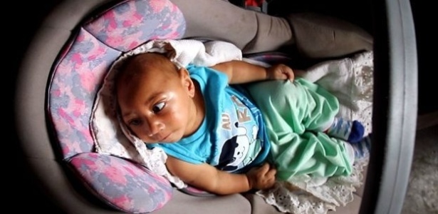Banhos de balde ajudam a acalmar José Wesley, que é agitado como outros bebês com casos recentes de microcefalia, associada ao zika vírus - BBC Brasil