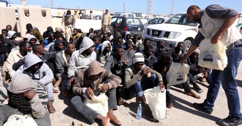 11.abr.2016 - Migrantes ilegais recebem tratamento médico no porto de Trípoli, na Líbia, depois de resgate. Dois barcos em que eles estavam começaram a afundar na costa do país. Cerca de 115 pessoas de origem africana foram resgatadas