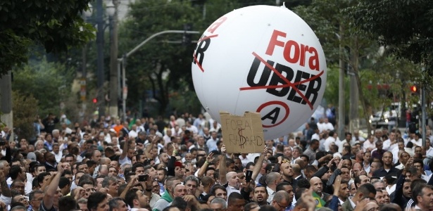 Taxistas pedem "Fora Uber" durante um ato em frente à Câmara dos Vereadores de SP - Diego Padgurschi / Folhapress