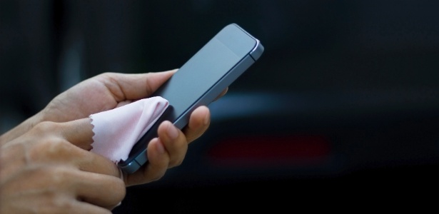 Limpar a tela do celular demanda cuidados - iStock