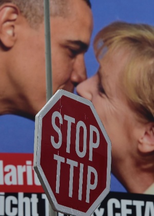 Cartaz pede o fim do TTIP em protesto em Hanover, na Alemanha - John MacDougall/AFP