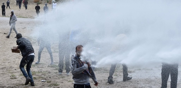 A polícia francesa atirou canhões de água contra imigrantes 