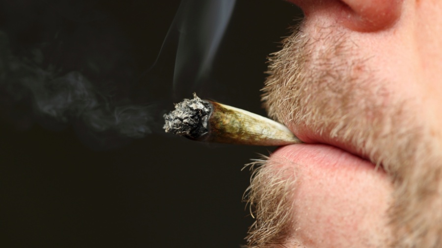 Fatores sociais, psicológicos e ambientais continuam desempenhando um papel central no desenvolvimento da dependência Fatores sociais, psicológicos e ambientais continuam desempenhando um papel central no desenvolvimento da dependência