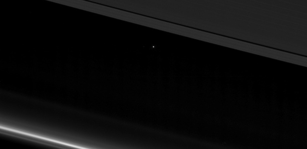 Sonda Cassini registrou foto da Terra vista por entre dois anéis de Saturno - Nasa