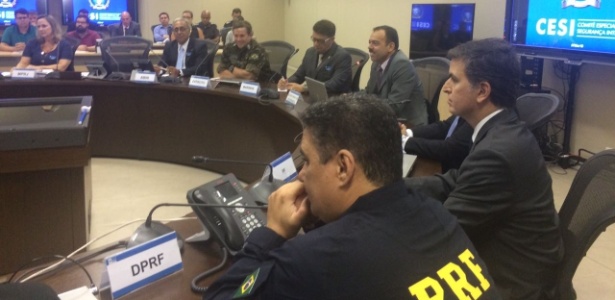 07.mar.2018 - Reunião do general Richard Nunez com a cúpula da segurança no Rio - Marina Lang/UOL