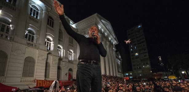 Lula discursa na praça Santos Andrade, em Curitiba, no encerramento de sua caravana pelo Sul