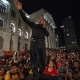 28.mar.2018 - O ex-presidente Luiz Inácio Lula da Silva (PT) discursa para multidão na Praça Santos Andrade, em Curitiba, no ato de encerramento de sua caravana pelo Sul. Lula afirmou que irá fazer outras caravanas, uma pelo Norte e outra pelo Centro-Oeste do país, e lamentou os ataques sofridos pela comitiva - Marlene Bergamo/Folhapress