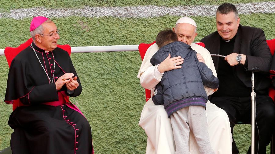 15.abr.2018 - Papa consola menino durante visita à Igreja de São Paulo em Corviale, Roma - REUTERS/Remo Casilli