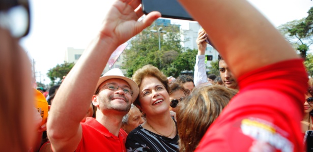  A ex-presidente e candidata ao Senado por Minas Gerais pelo PT, Dilma Rousseff, faz campanha no centro de Contagem, região metropolitana de Belo Horizonte (MG). - Leo Fontes/O Tempo/Estadão Conetúdo