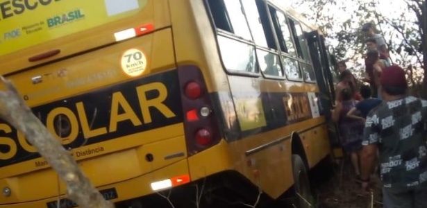 Ônibus escolar envolvido em acidente que deixou 21 feridos em Brasileira após capotar - Divulgação/PRF