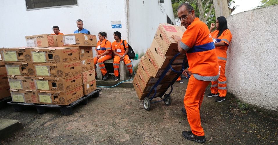 27.out.2018 - Urnas são transportadas até escolas no Rio de Janeiro