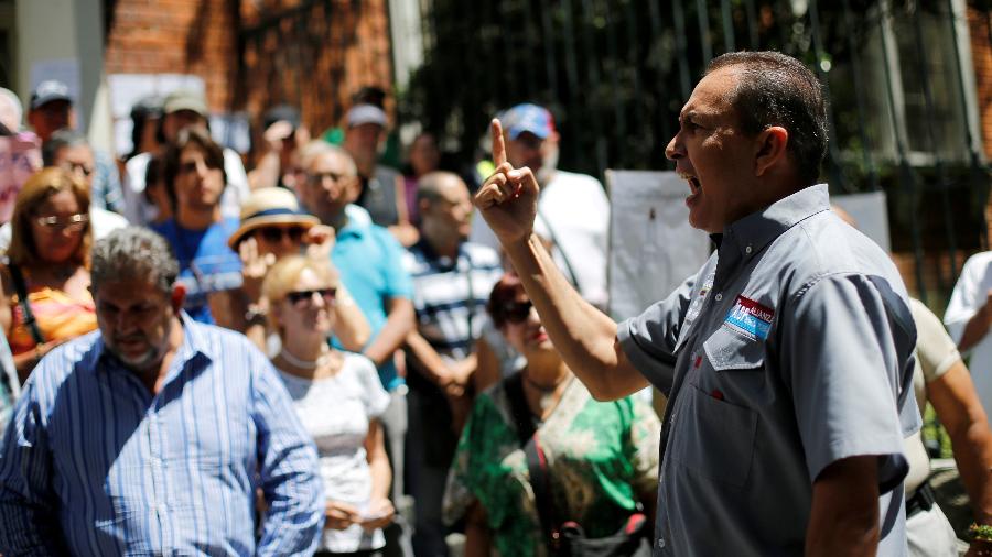 24.jul.2017 - Richard Blanco dá um discurso para manifestantes da oposição durante um protesto contra a Assembleia Nacional Constituinte - Andres Martinez Casares/Reuters