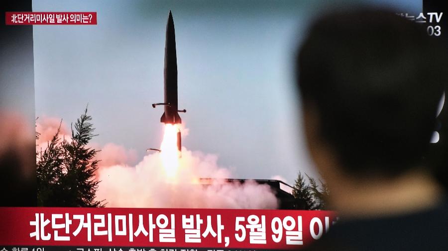 Homem assiste a uma notícia com imagem de arquivo de um míssil disparado pela Coreia do Norte - Jung Yeon-je/AFP
