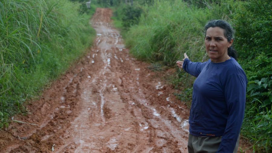 Após chuva, Maria Cavalcanti mostra as condições da estrada para chegar ao assentamento Flor do Bosque, em Messias (AL) - Beto Macário/UOL